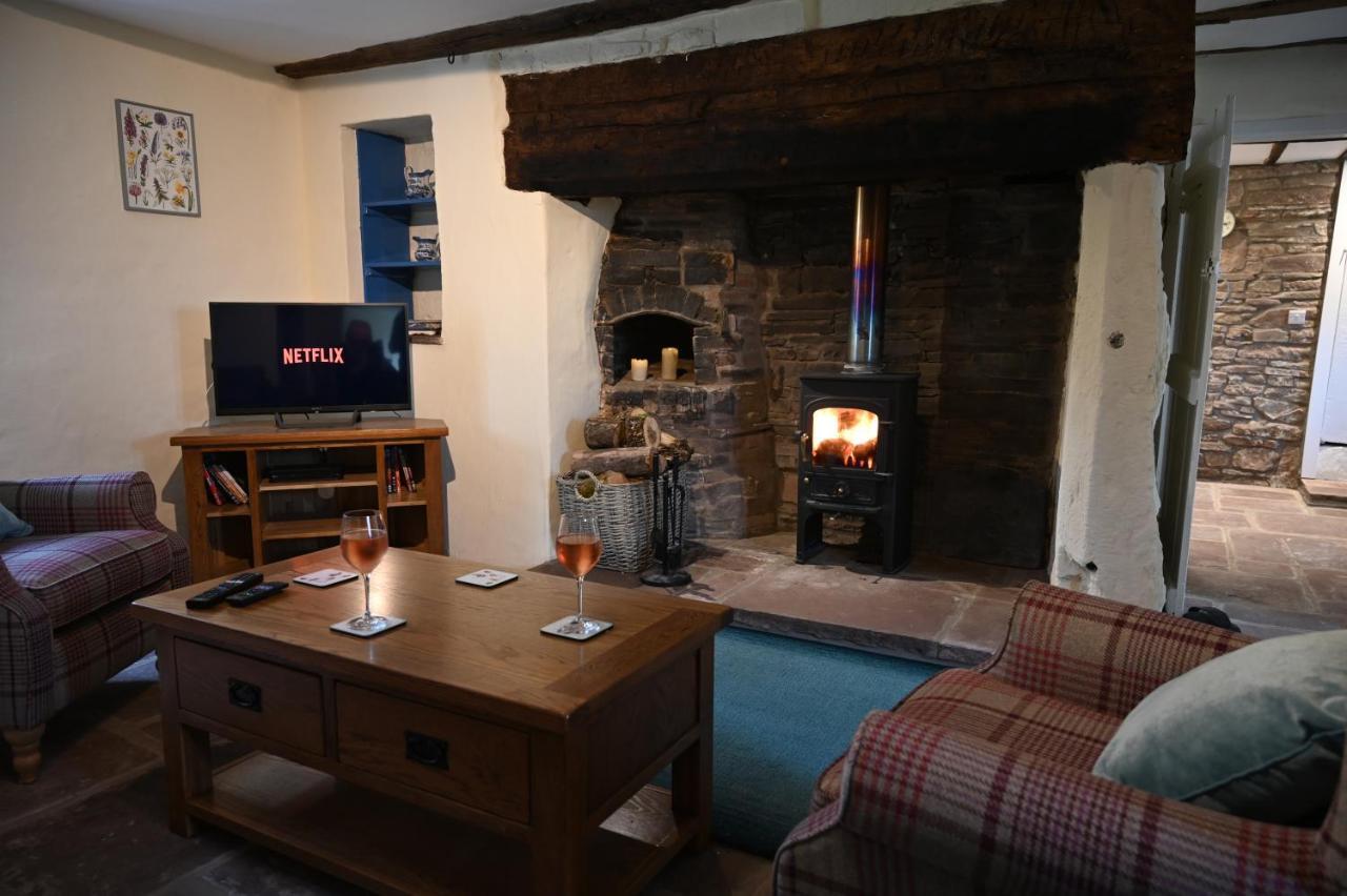 Pant Llwyd Farm Villa Llangynidr ภายนอก รูปภาพ