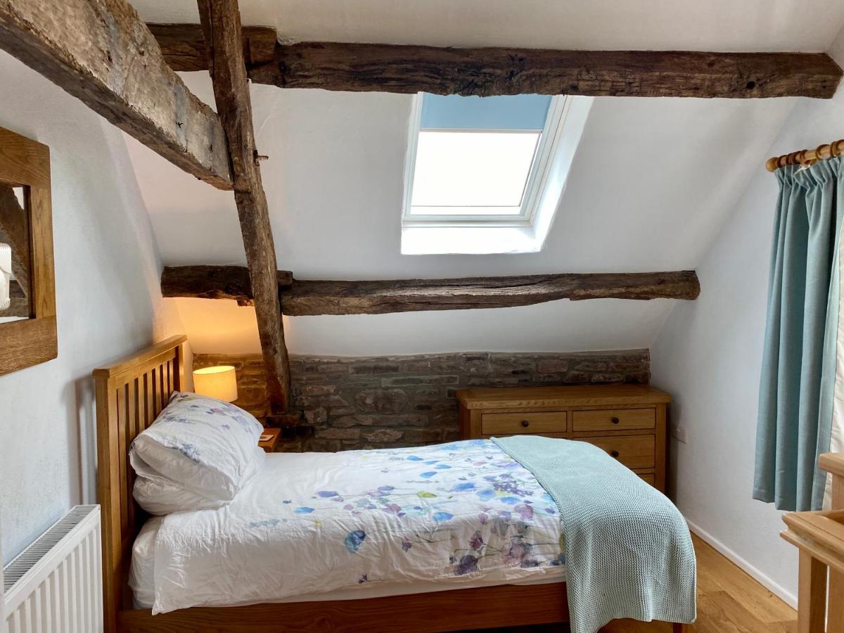 Pant Llwyd Farm Villa Llangynidr ภายนอก รูปภาพ