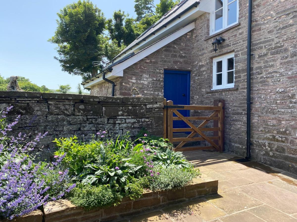 Pant Llwyd Farm Villa Llangynidr ภายนอก รูปภาพ