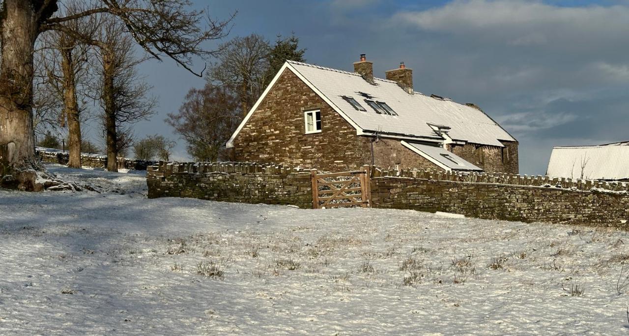 Pant Llwyd Farm Villa Llangynidr ภายนอก รูปภาพ