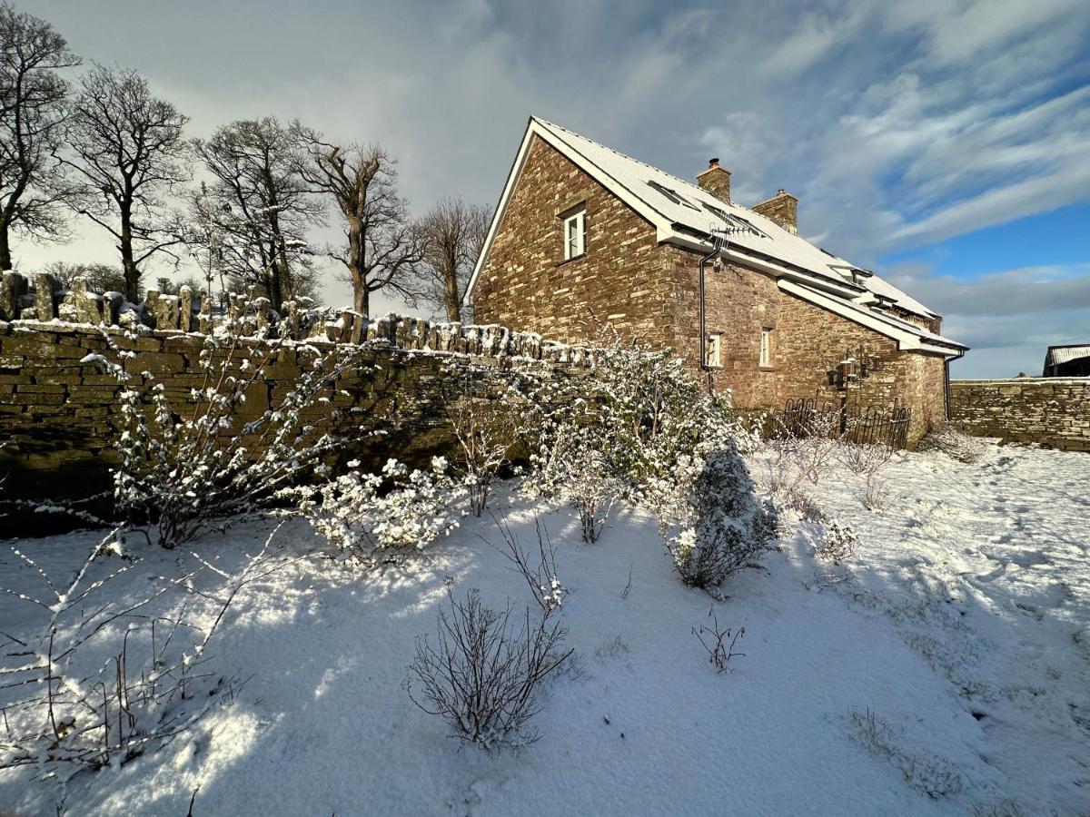 Pant Llwyd Farm Villa Llangynidr ภายนอก รูปภาพ